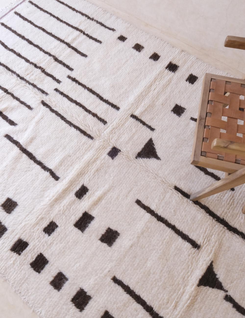 Moroccan Tribal Azilal Wool Rug 9.7 x 6.3 ft / 295 x 194 cm - Surcoma