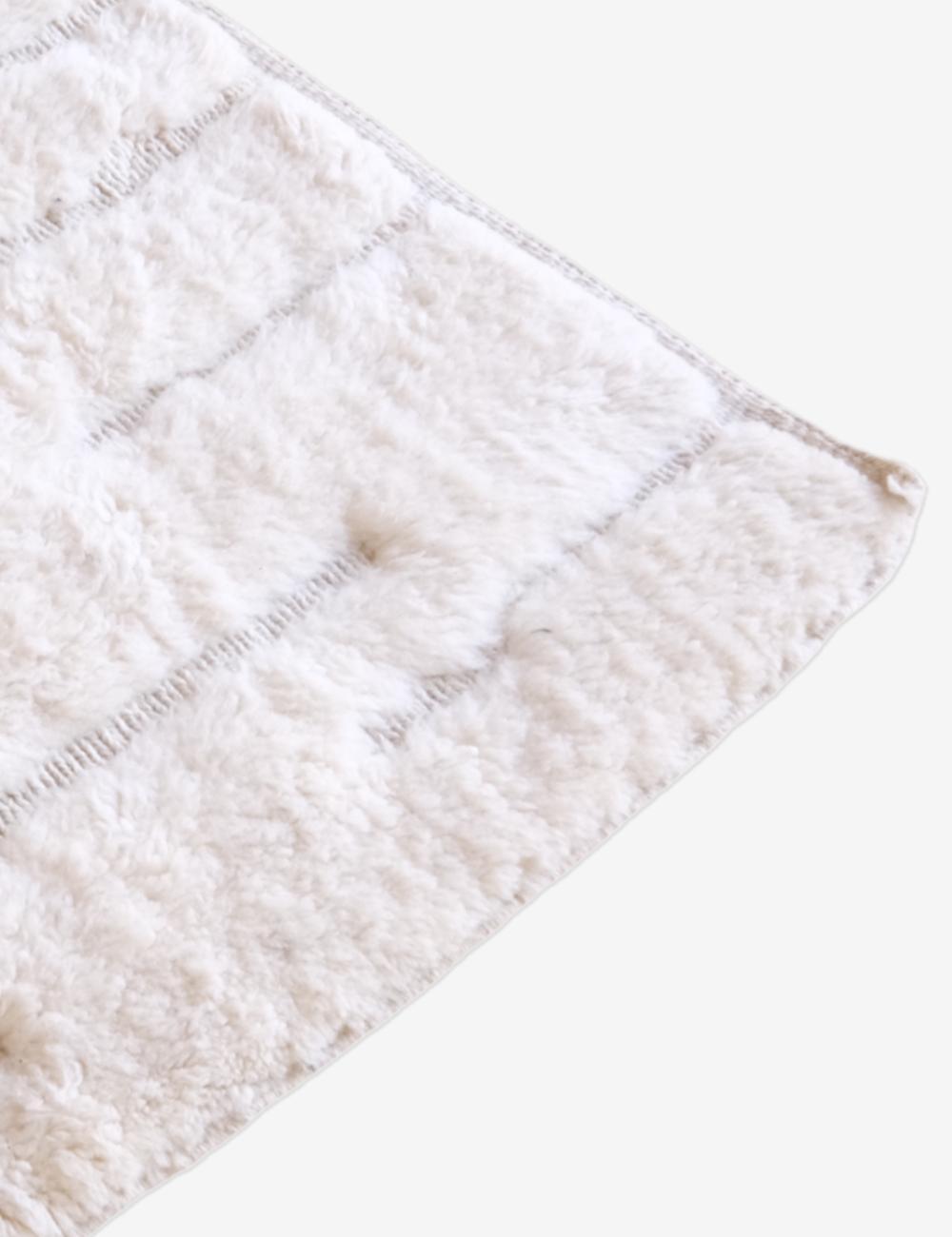 White Moroccan Beni MRirt Wool Rug 8.6 x 4.9 ft / 262 x 151 cm - Surcoma
