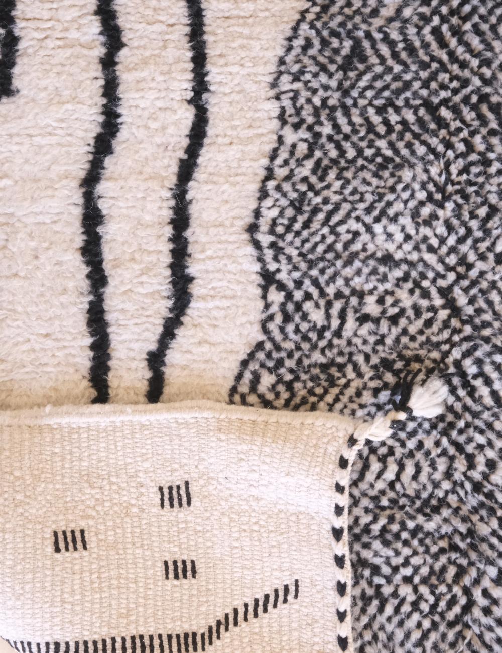 Moroccan Black and White Wool Rug 8.9 x 5.2 ft / 272 x 161 cm - Surcoma