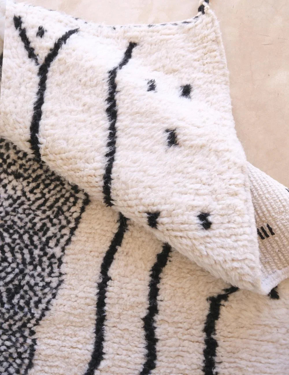 Moroccan Black and White Wool Rug 8.9 x 5.2 ft / 272 x 161 cm - Surcoma