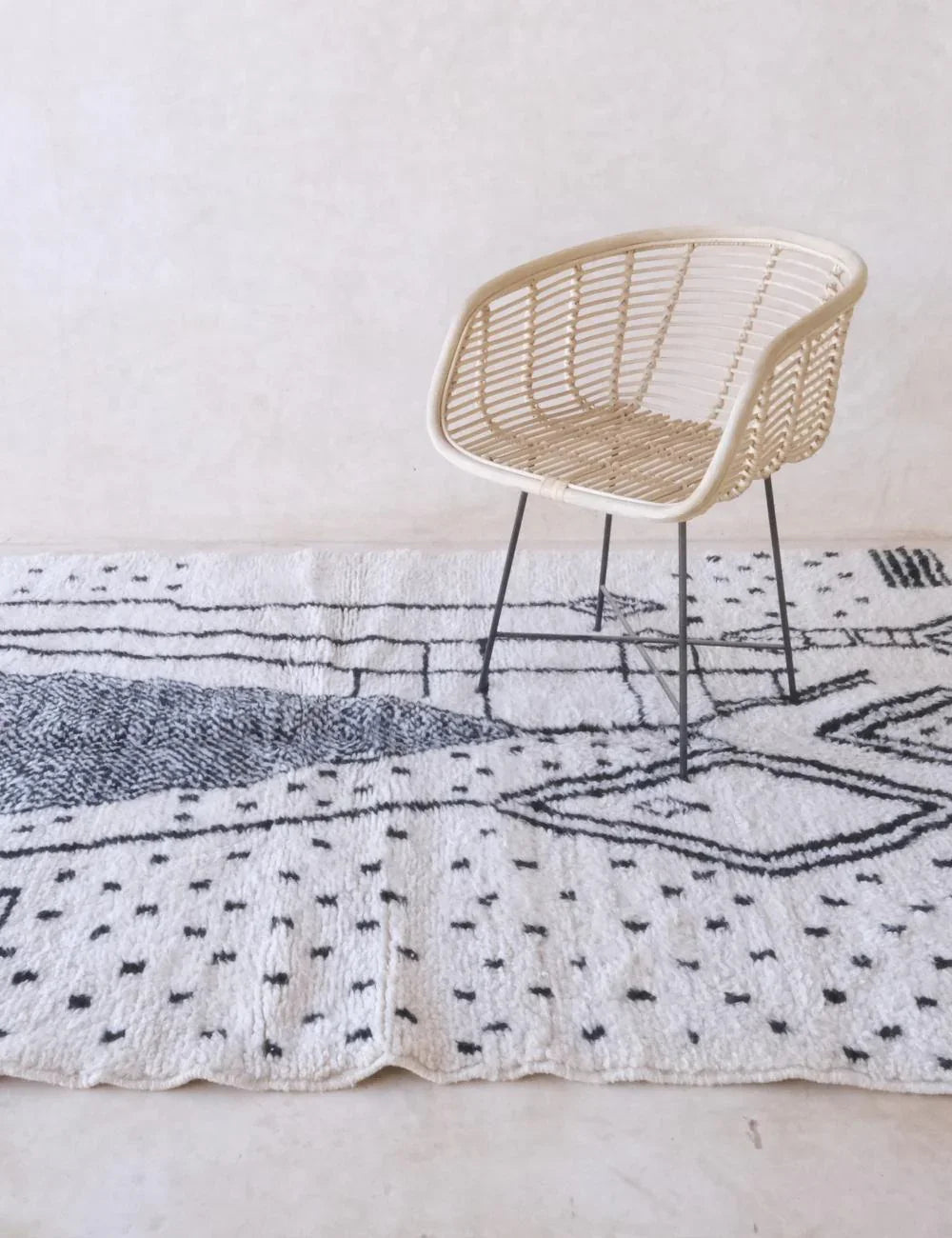 Moroccan Black and White Wool Rug 8.9 x 5.2 ft / 272 x 161 cm - Surcoma