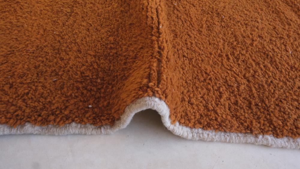 Moroccan Plain Wool Rug 8.4 x 5.3 ft / 257 x 164 cm - Surcoma