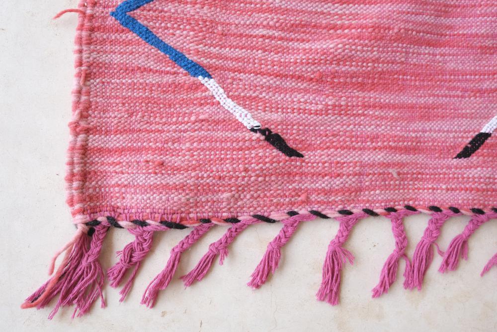 Moroccan Modern Pink Small kilim rug 5.1 x 3.2 ft / 154 x 98 cm - Surcoma