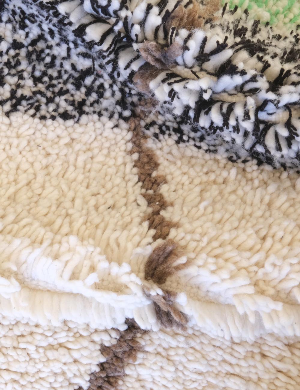 Moroccan Small Wool Rug 4.8 x 3.4 ft / 147 x 106 cm - Surcoma