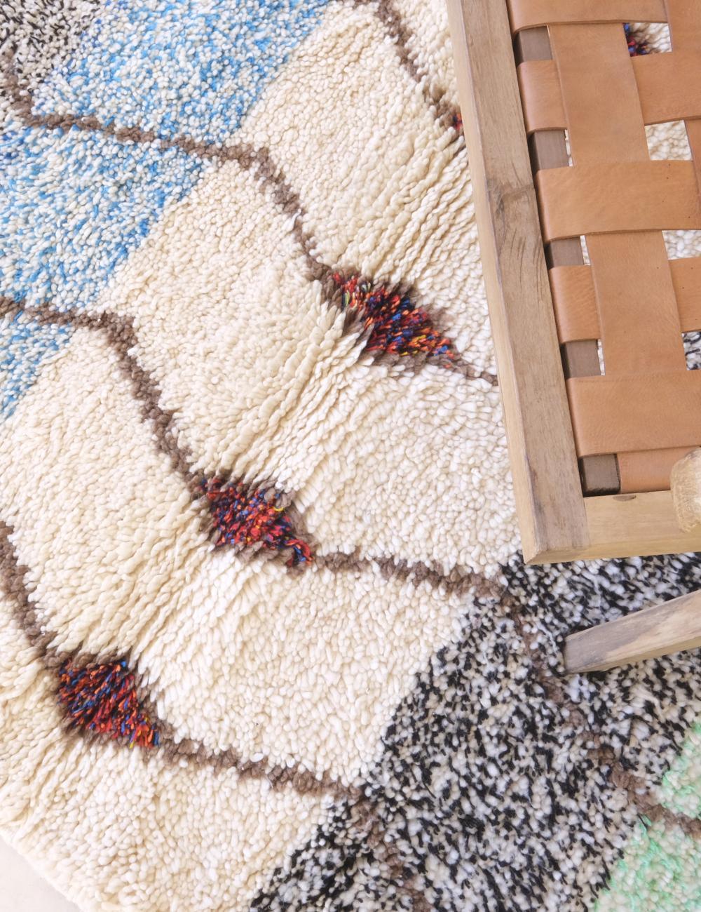 Moroccan Small Wool Rug 4.8 x 3.4 ft / 147 x 106 cm - Surcoma
