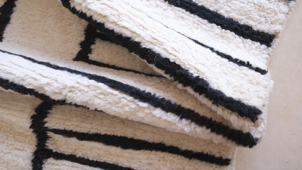 Moroccan White and Black Wool Rug 9.5 x 7 ft / 291 x 214 cm - Surcoma