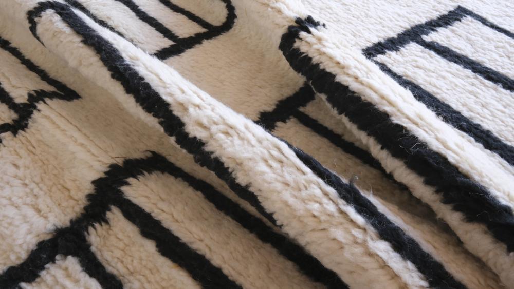 Moroccan White and Black Wool Rug 9.5 x 7 ft / 291 x 214 cm - Surcoma