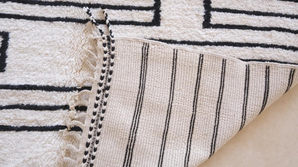 Moroccan White and Black Wool Rug 9.5 x 7 ft / 291 x 214 cm - Surcoma