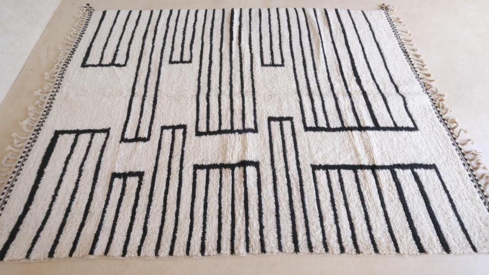 Moroccan White and Black Wool Rug 9.5 x 7 ft / 291 x 214 cm - Surcoma