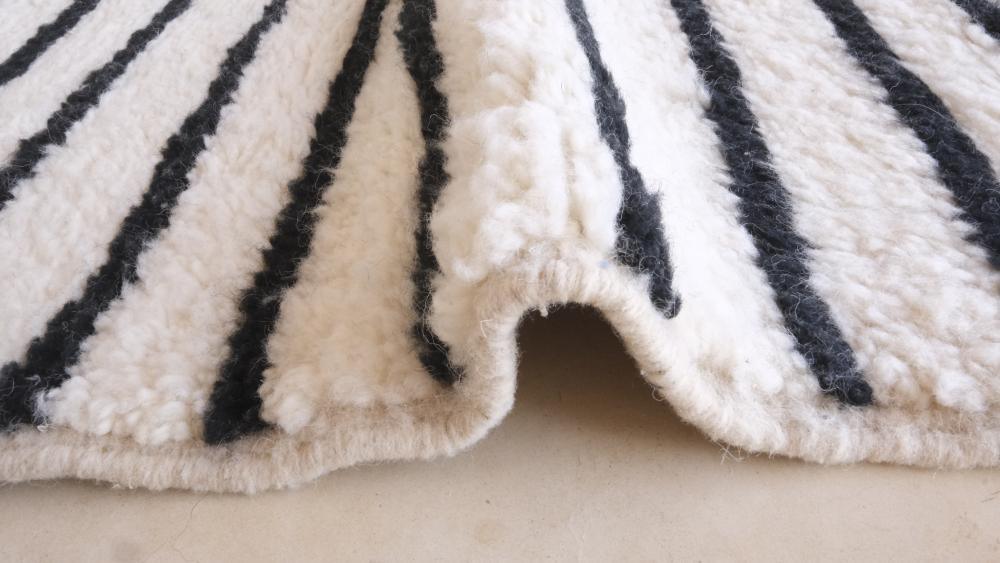 Moroccan White and Black Wool Rug 9.5 x 7 ft / 291 x 214 cm - Surcoma
