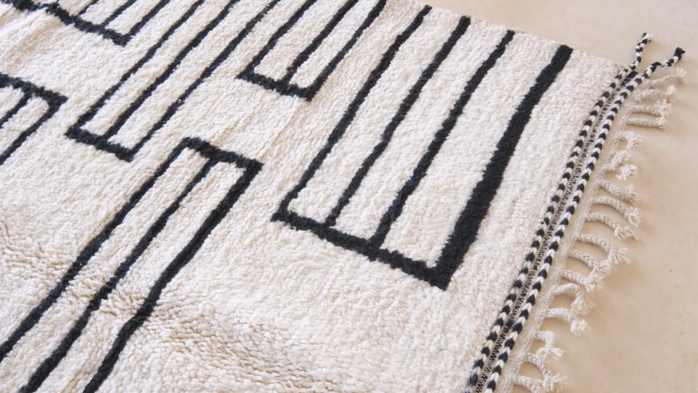 Moroccan White and Black Wool Rug 9.5 x 7 ft / 291 x 214 cm - Surcoma