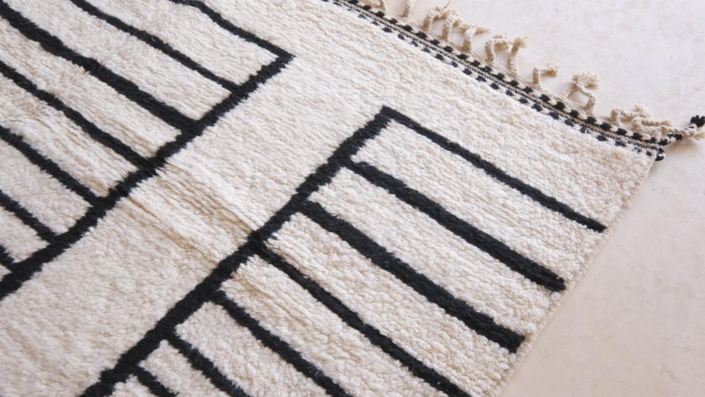 Moroccan White and Black Wool Rug 9.5 x 7 ft / 291 x 214 cm - Surcoma