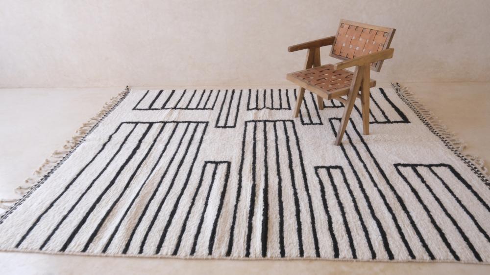 Moroccan White and Black Wool Rug 9.5 x 7 ft / 291 x 214 cm - Surcoma