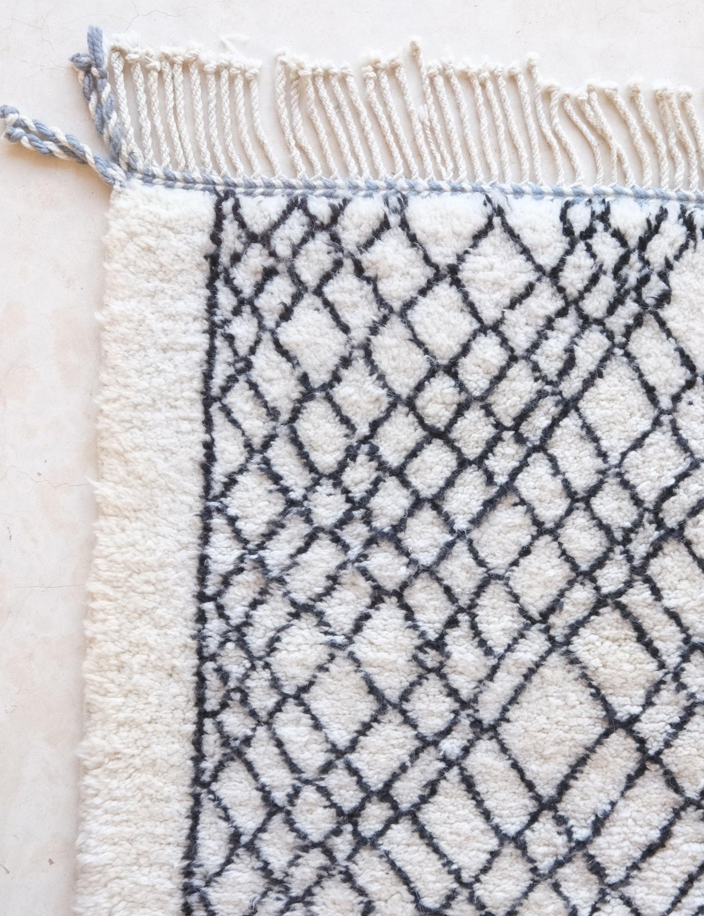 Moroccan Black and White Beni Mrirt Wool Rug 5.4 x 3.6 ft / 164 x 110 cm - Surcoma