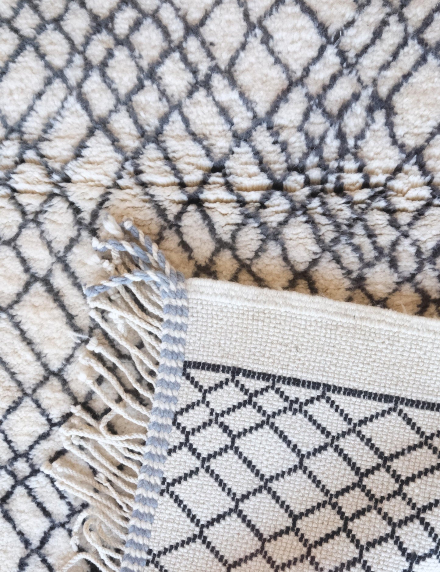 Moroccan Black and White Beni Mrirt Wool Rug 5.4 x 3.6 ft / 164 x 110 cm - Surcoma