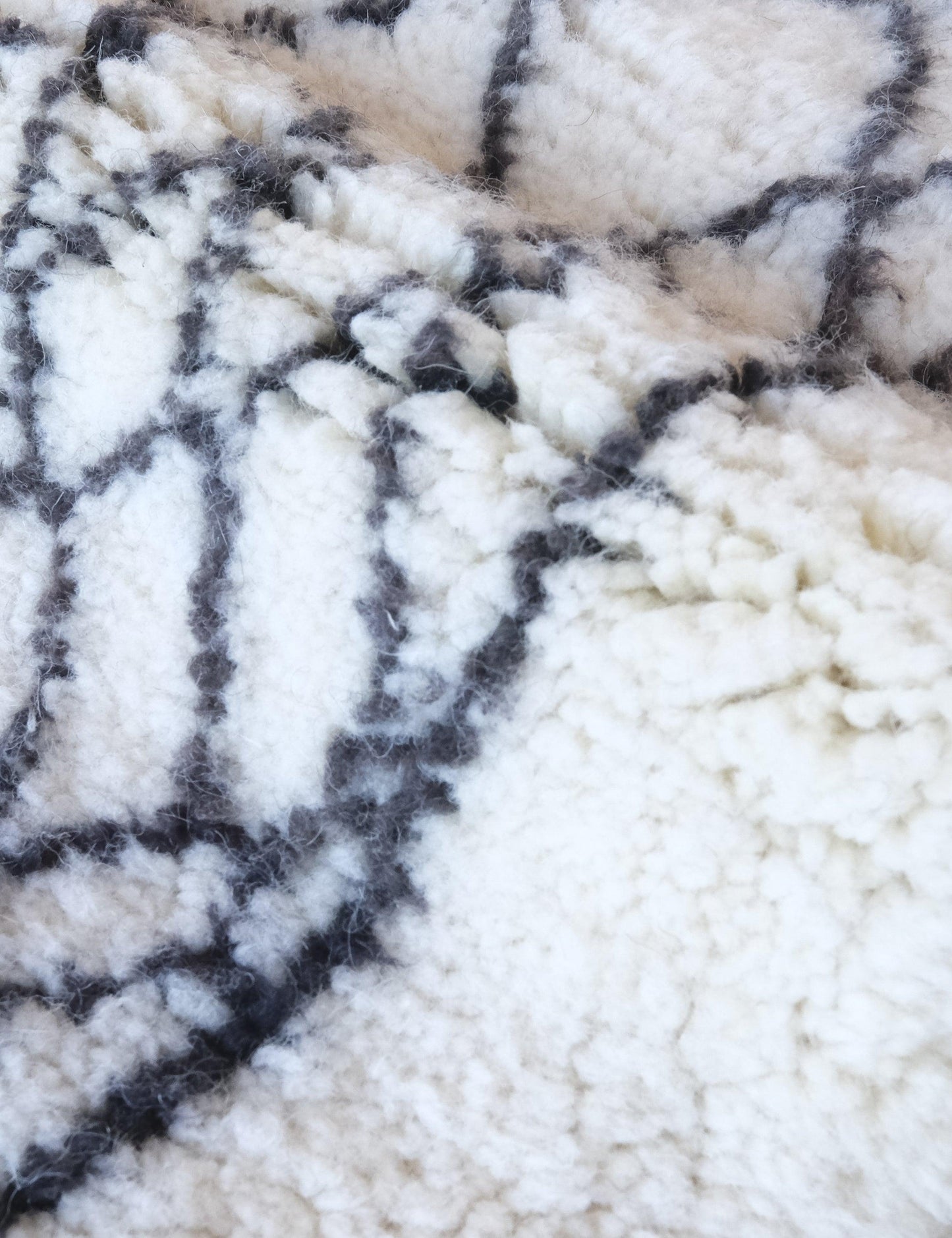 Moroccan Black and White Beni Mrirt Wool Rug 5.4 x 3.6 ft / 164 x 110 cm - Surcoma