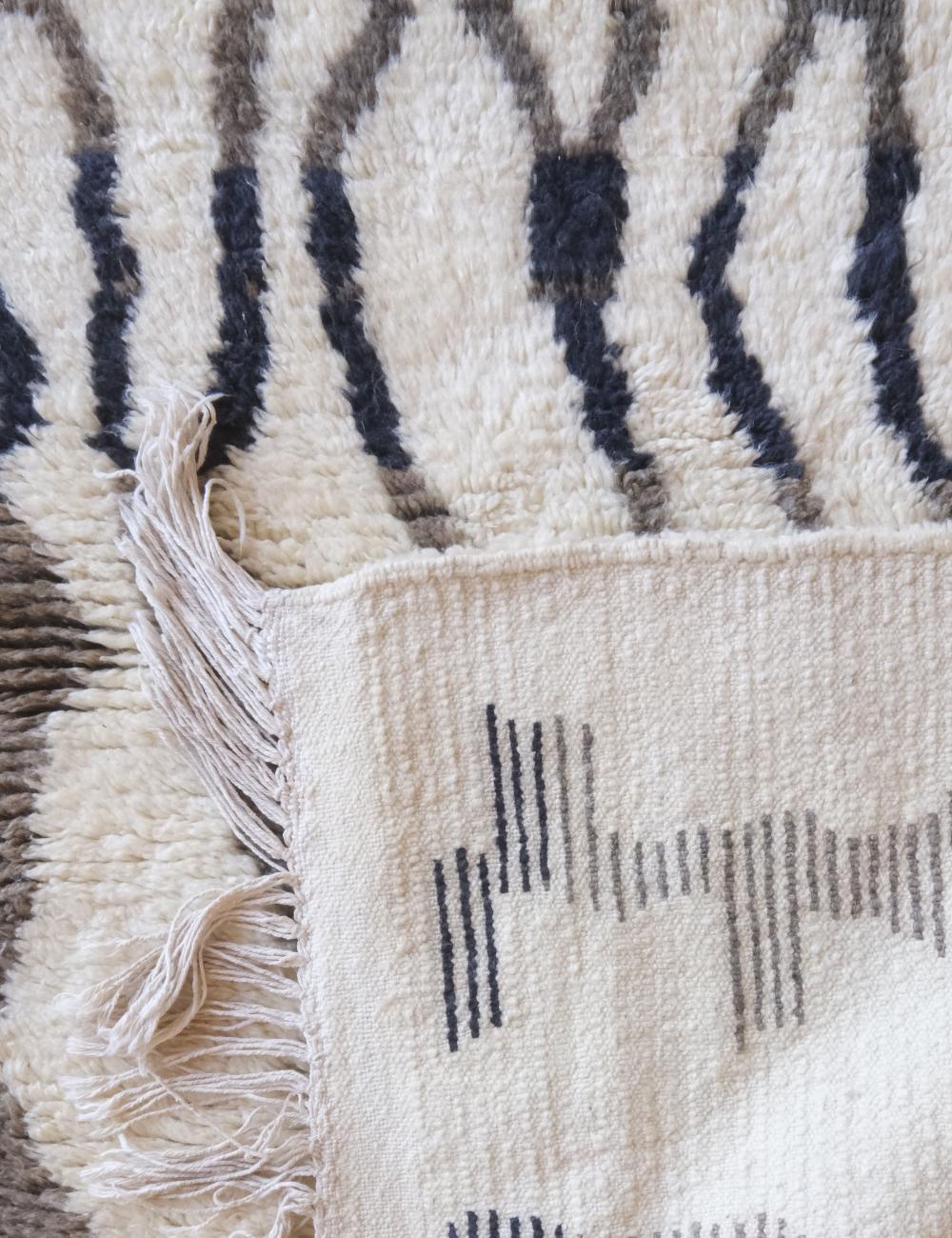 Authentic Small Beni Ourain Rug 4.8 x 3.4 ft / 147 x 106 cm - Surcoma