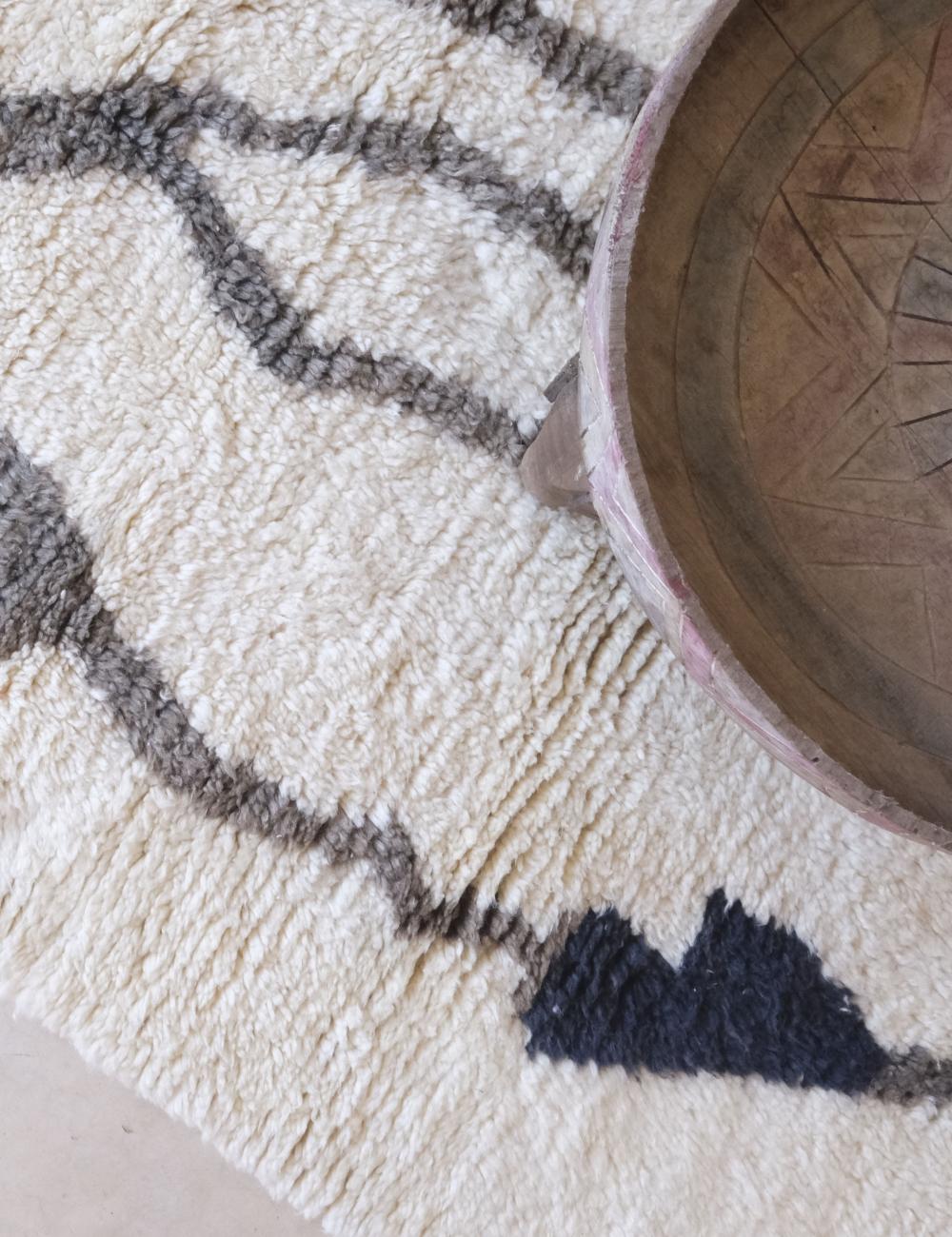 Authentic Small Beni Ourain Rug 4.8 x 3.4 ft / 147 x 106 cm