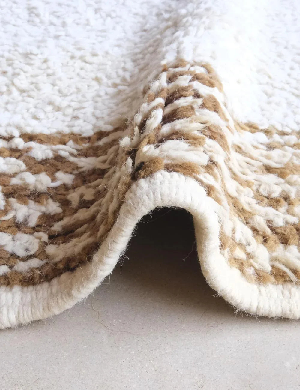 Bordered Wool Moroccan Rug 10.4 x 5.3 ft / 318 x 163 cm - Surcoma