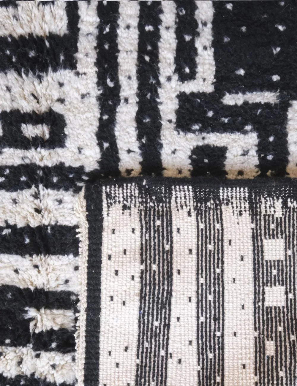 Black and White Moroccan Wool Rug 9 x 7.1 ft / 274 x 218 cm - Surcoma