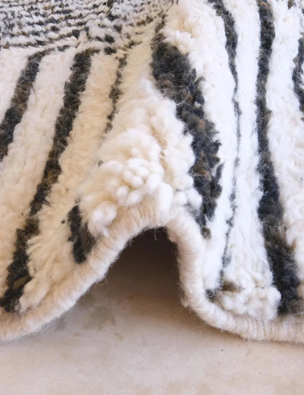 Contemporary Moroccan Black and White Rug 9.5 x 6.1 ft / 289 x 186 cm - Surcoma