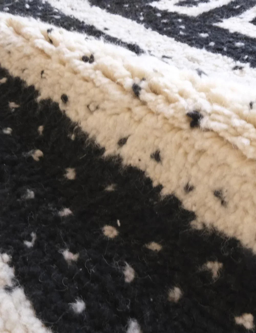 Black and White Moroccan Wool Rug 9 x 7.1 ft / 274 x 218 cm - Surcoma