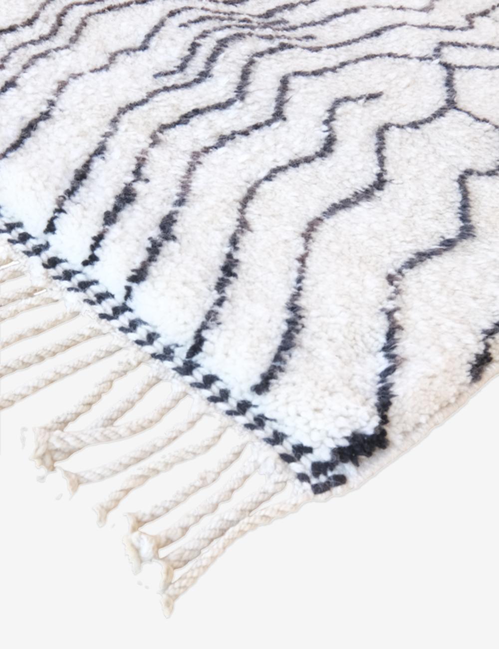 Moroccan Abstract Black and White Rug 5.3 x 3.7 ft / 162 x 113 cm - Surcoma