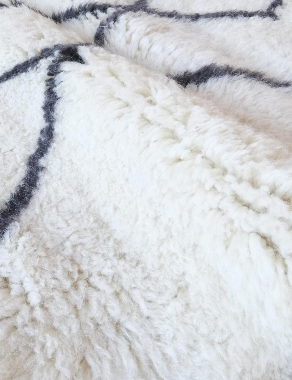 Moroccan Small Beni Mrirt Wool Rug 5.6 x 3.5 ft / 171 x 108 cm - Surcoma