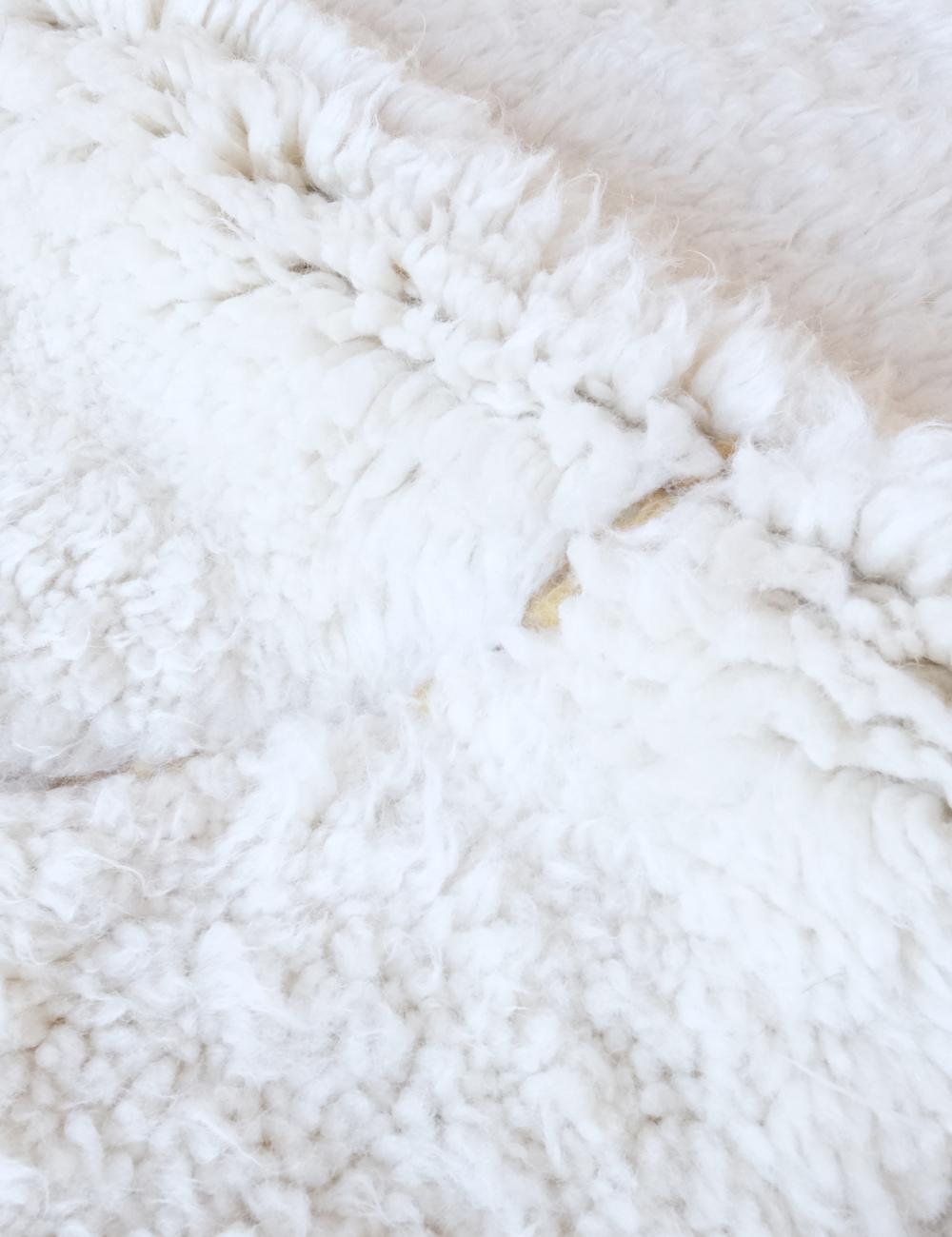 Moroccan White Beni Mrirt Wool Rug 6.2 x 4.2 ft / 188 x 128 cm - Surcoma