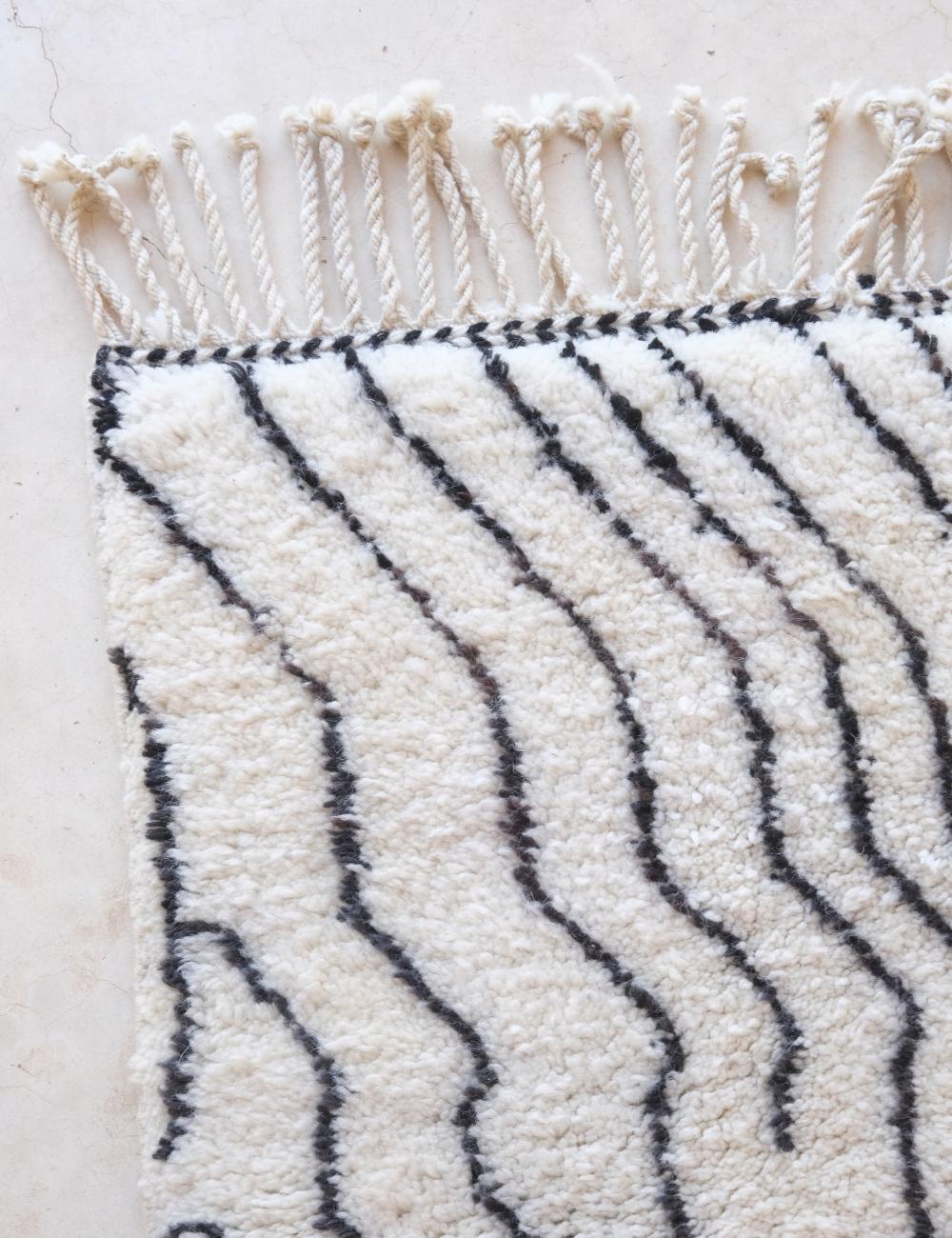 Moroccan Abstract Black and White Rug 5.3 x 3.7 ft / 162 x 113 cm - Surcoma