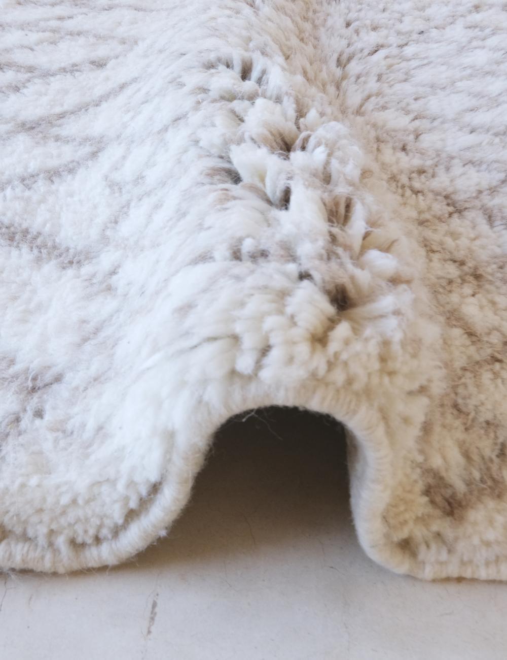 Moroccan Small Neutral Wool Rug 5.1 x 3.6 ft / 154 x 112 cm - Surcoma