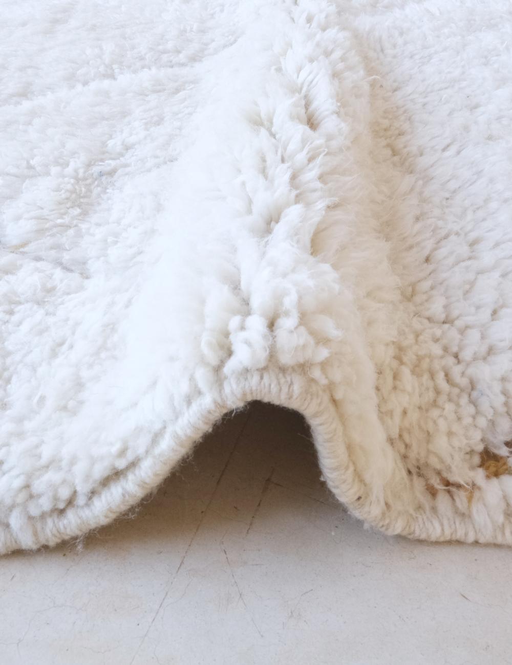Moroccan White Beni Mrirt Wool Rug 6.2 x 4.2 ft / 188 x 128 cm - Surcoma