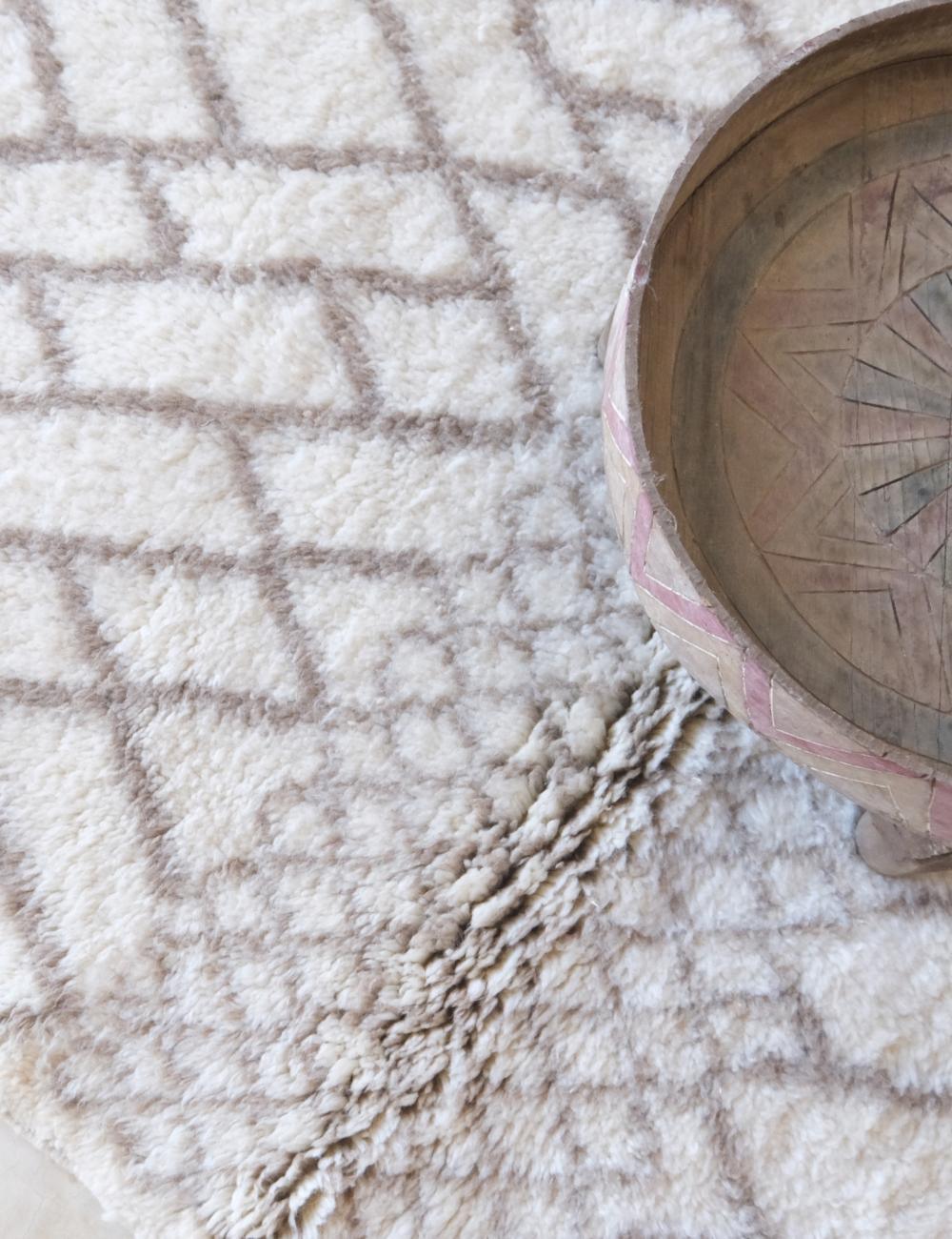 Moroccan Small Neutral Wool Rug 5.1 x 3.6 ft / 154 x 112 cm - Surcoma
