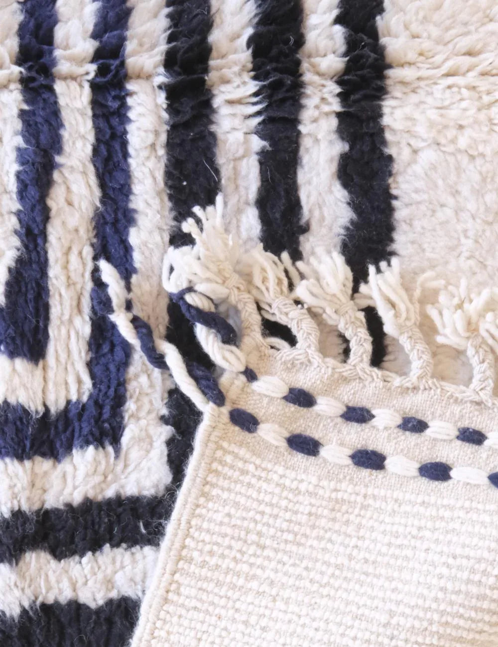 Moroccan Black and White Wool Rug 8.8 x 5.7 ft / 268 x 175 cm - Surcoma
