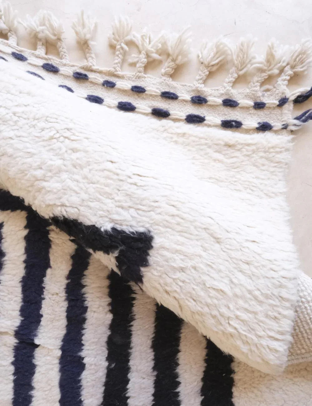 Moroccan Black and White Wool Rug 8.8 x 5.7 ft / 268 x 175 cm - Surcoma