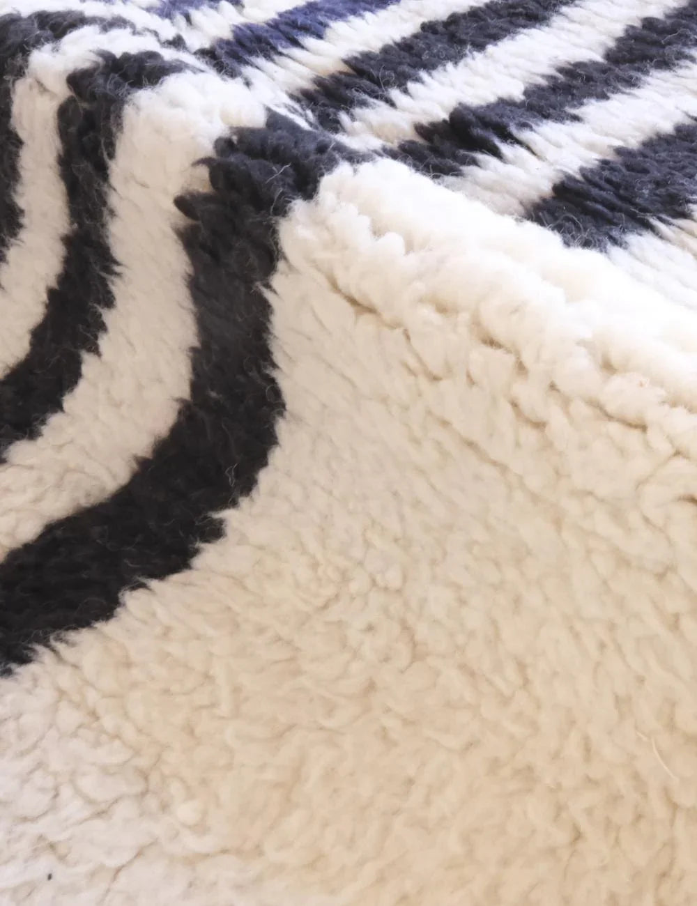 Moroccan Black and White Wool Rug 8.8 x 5.7 ft / 268 x 175 cm - Surcoma