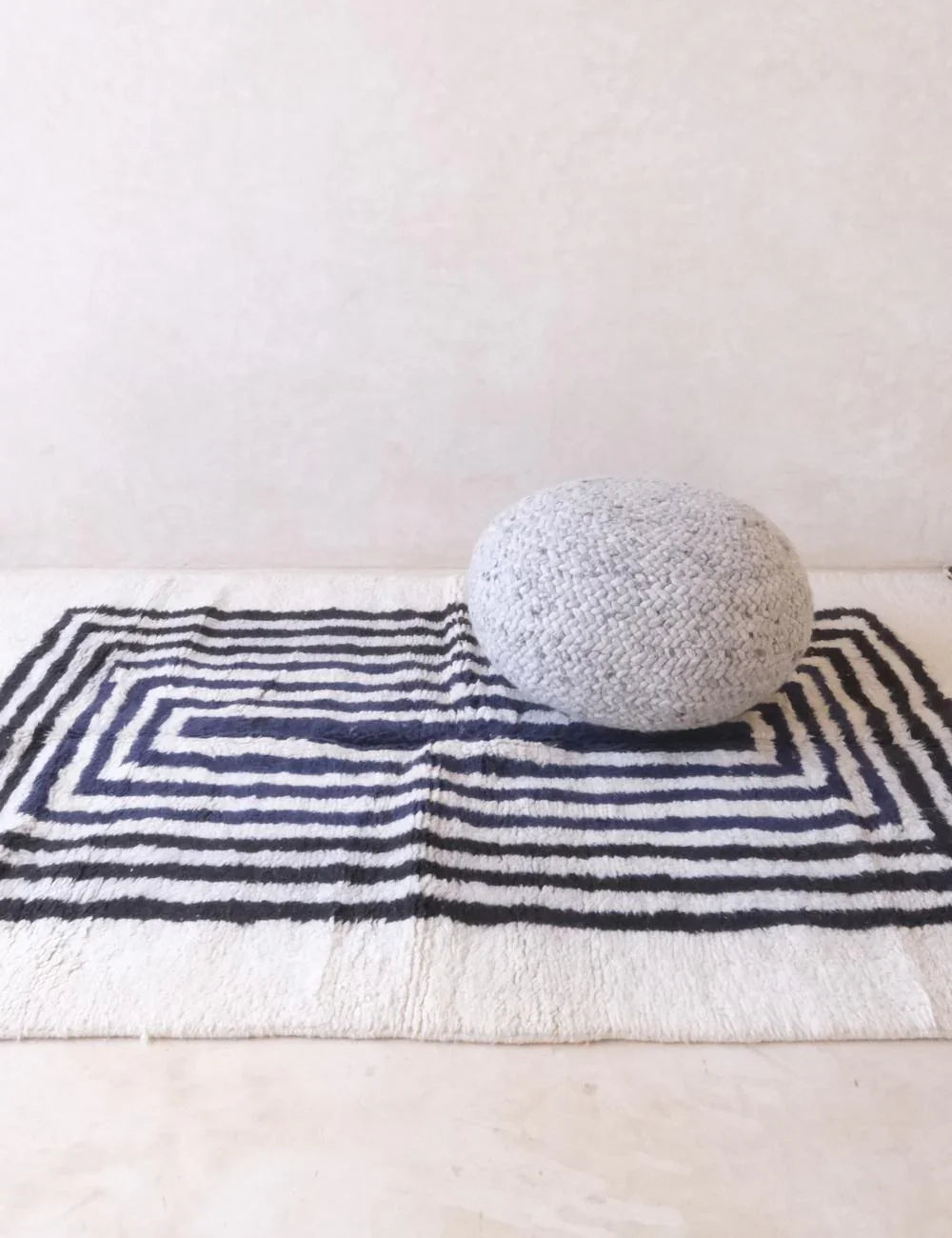 Moroccan Black and White Wool Rug 8.8 x 5.7 ft / 268 x 175 cm - Surcoma