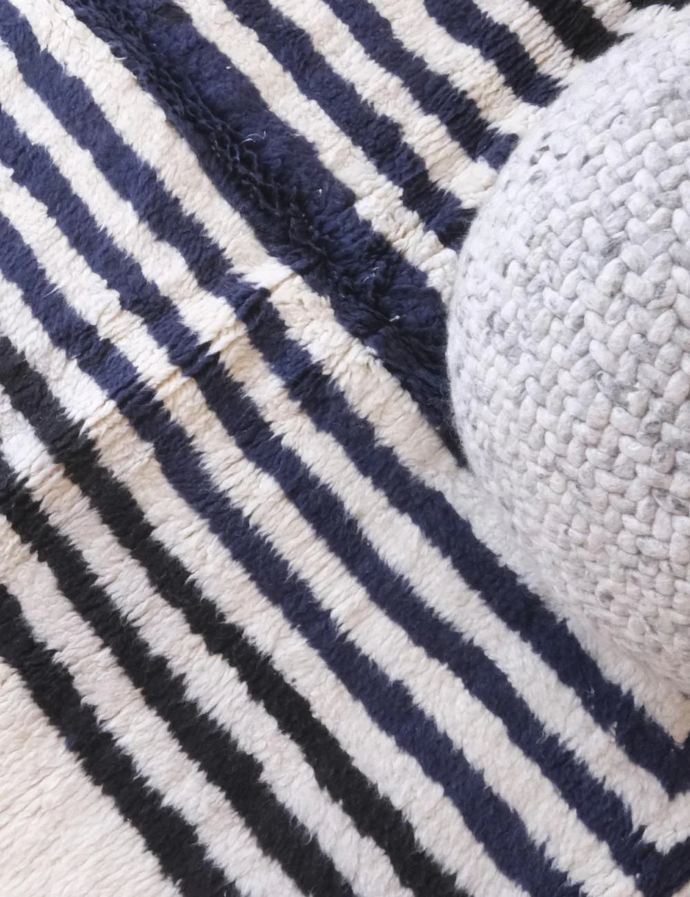 Moroccan Black and White Wool Rug 8.8 x 5.7 ft / 268 x 175 cm - Surcoma