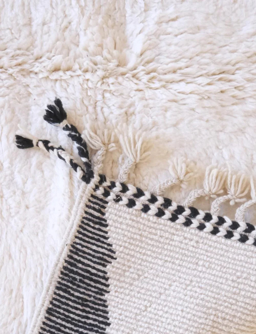 Contemporary Black and White Rug 7.7 x 6 ft / 234 x 184 cm - Surcoma