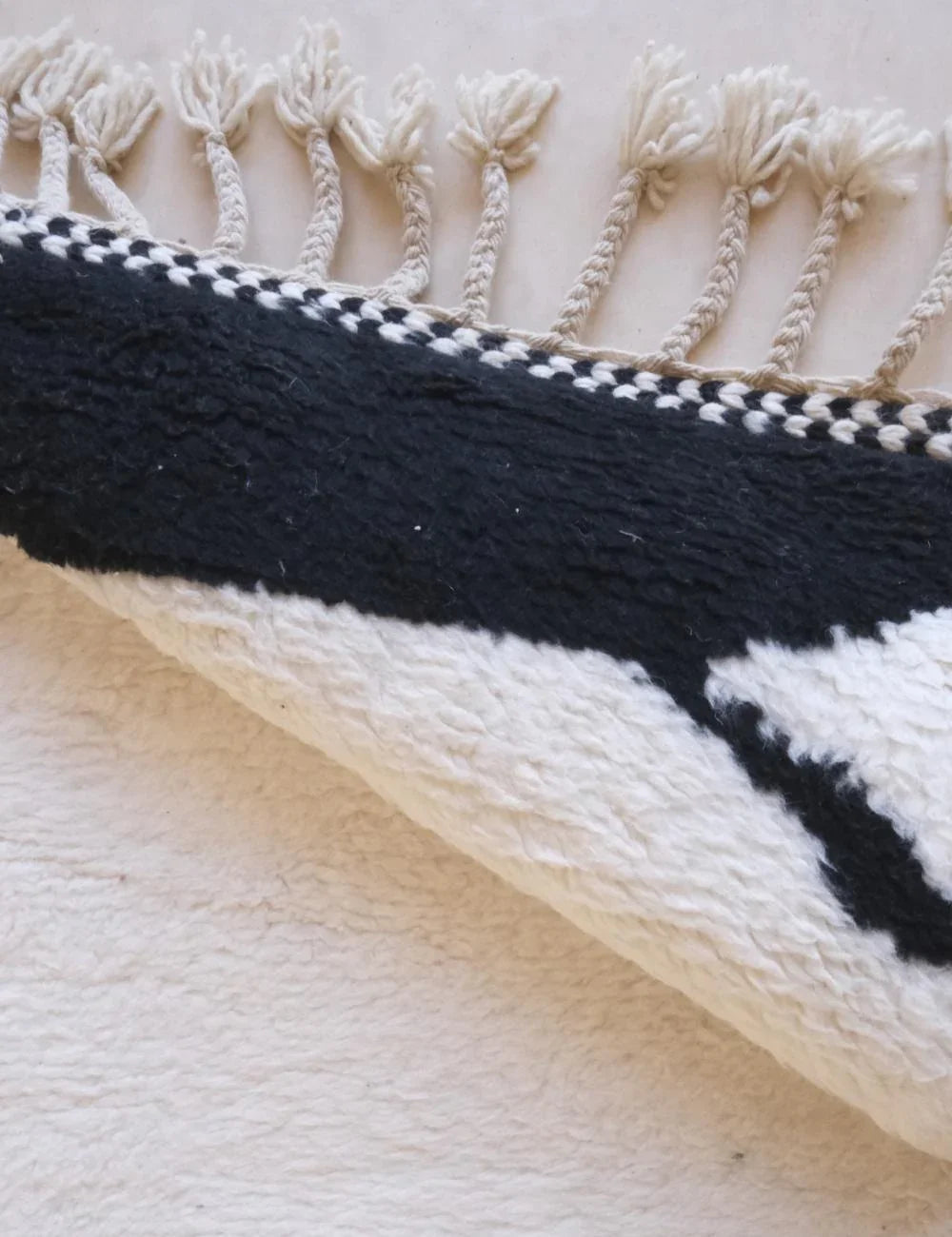 Contemporary Black and White Rug 7.7 x 6 ft / 234 x 184 cm - Surcoma