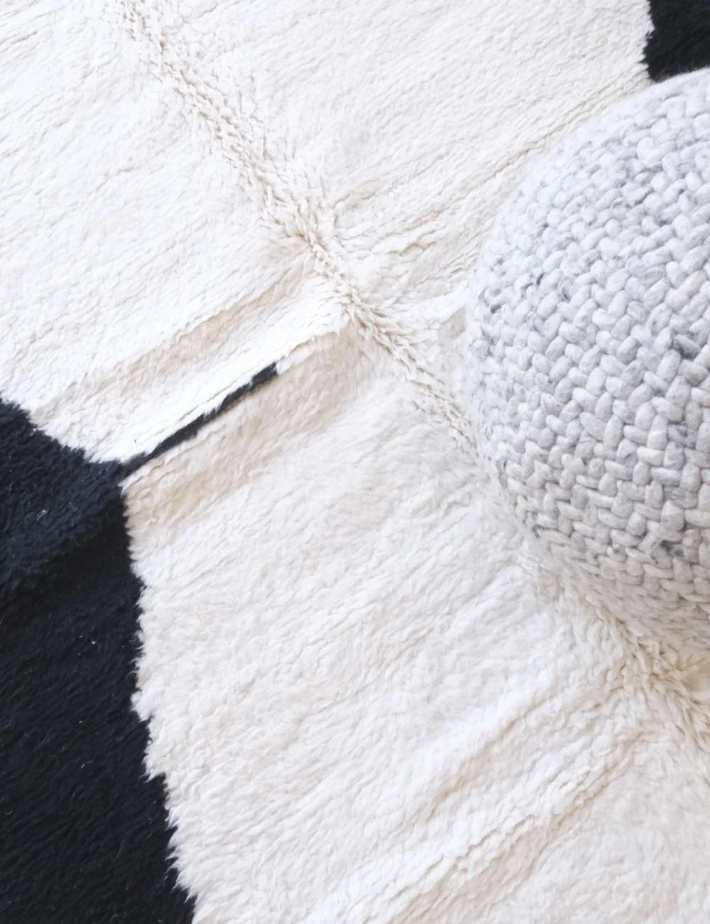 Contemporary Black and White Rug 7.7 x 6 ft / 234 x 184 cm - Surcoma