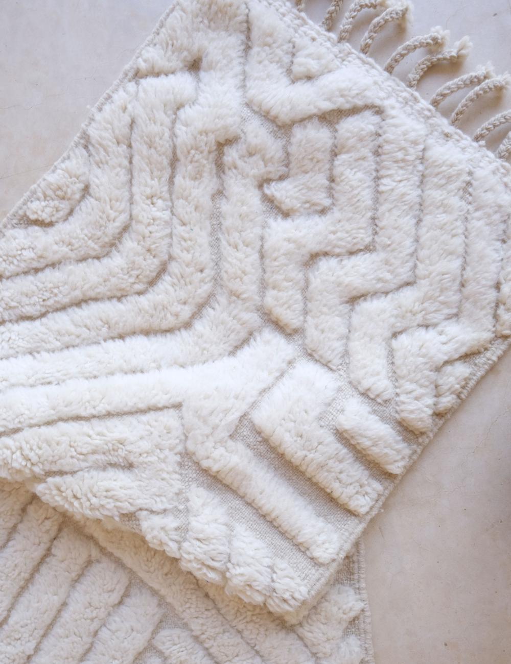 White Moroccan Runner Rug 9.5 x 2 ft / 289 x 62 cm