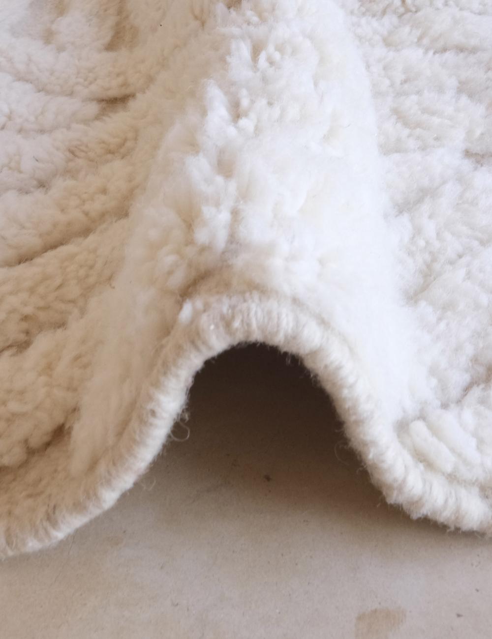 White Moroccan Runner Rug 9.5 x 2 ft / 289 x 62 cm