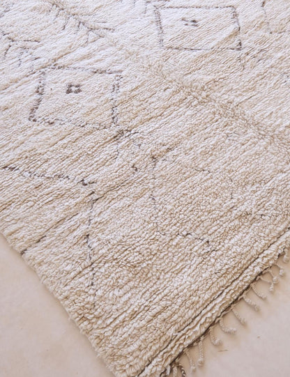 Handwoven Wool in Ivory with Berber Motif 10.5 x 6.2 ft / 320 x 189 cm - Surcoma