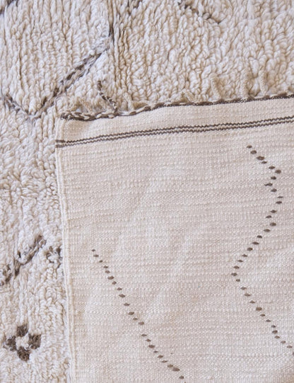 Handwoven Wool in Ivory with Berber Motif 10.5 x 6.2 ft / 320 x 189 cm - Surcoma