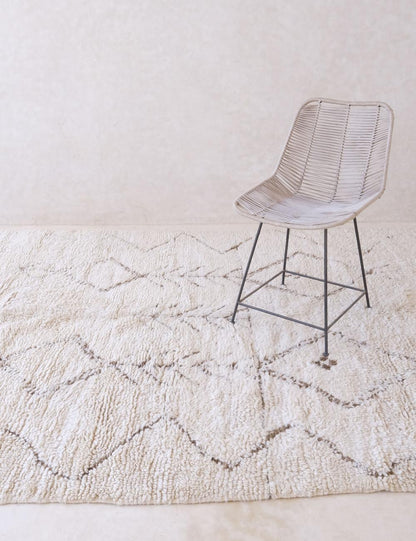 Handwoven Wool in Ivory with Berber Motif 10.5 x 6.2 ft / 320 x 189 cm - Surcoma