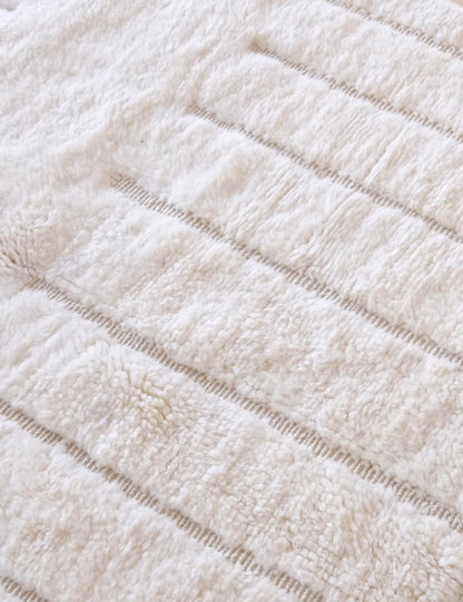 White Moroccan Beni MRirt Wool Rug 8.6 x 4.9 ft / 262 x 151 cm - Surcoma