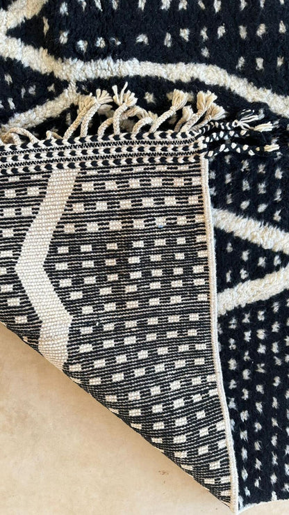 Moroccan Black and White Wool Rug 8.9 x 6.2 ft / 270 x 191 cm - Surcoma
