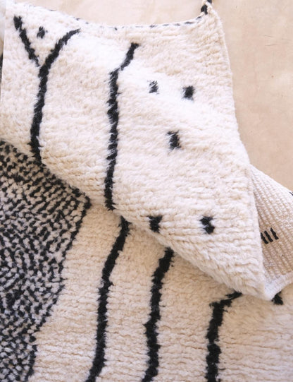 Black and White Moroccan Rug - Esmeralda 10