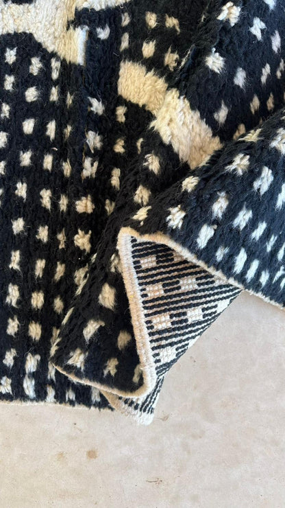 Moroccan Black and White Wool Rug 8.9 x 6.2 ft / 270 x 191 cm - Surcoma